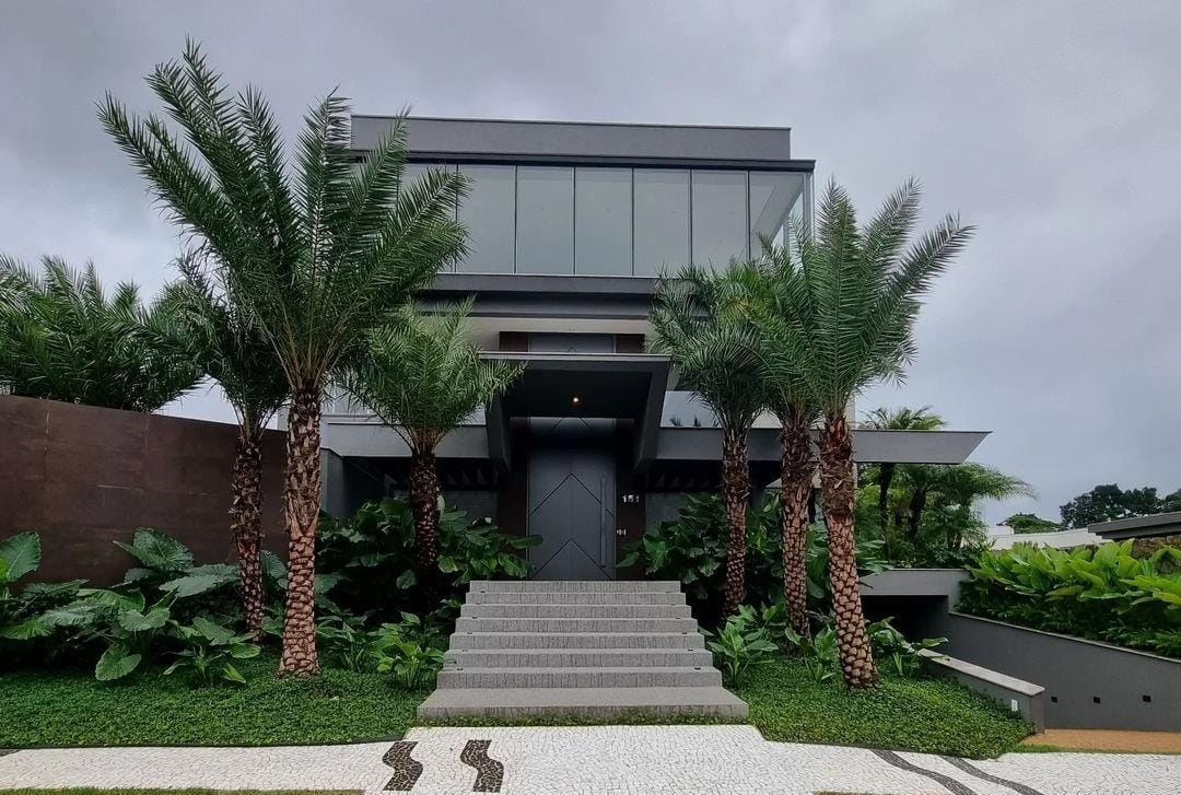 Fachada arquitetônica com brises de alumínio